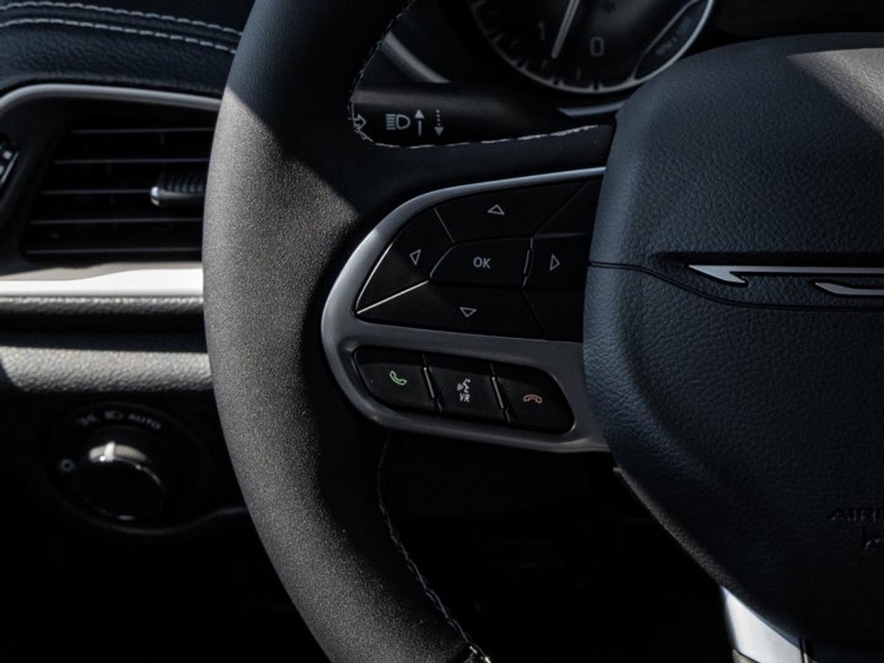2027 Chrysler Pacifica Select Photo