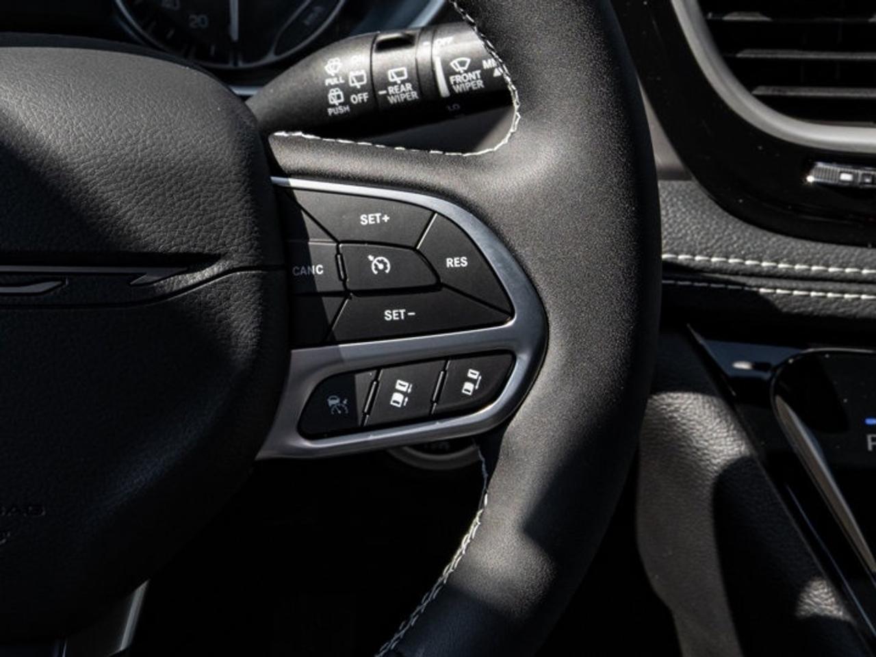 2027 Chrysler Pacifica Select Photo