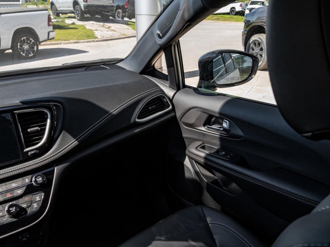 2027 Chrysler Pacifica Select Photo