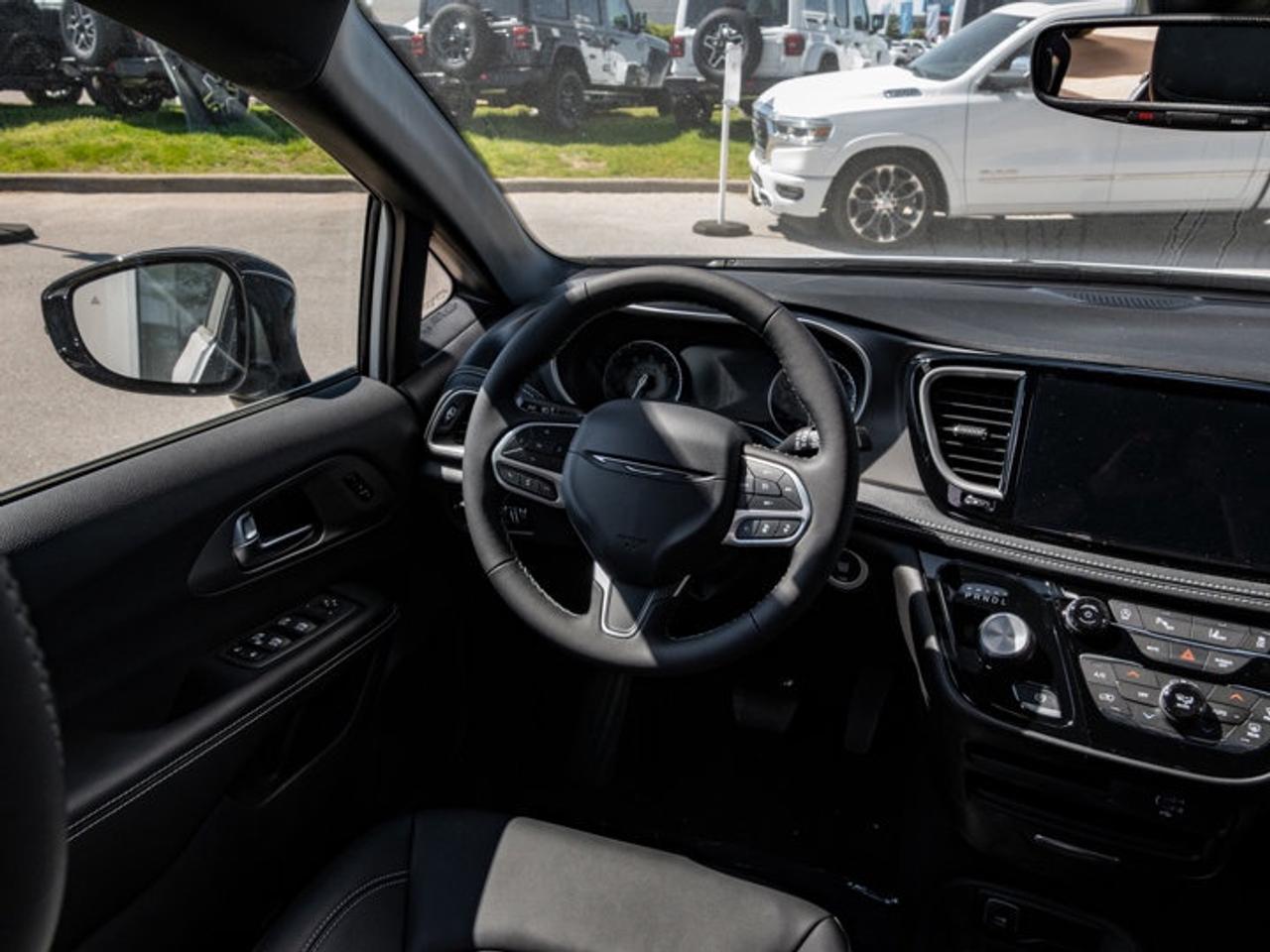 2027 Chrysler Pacifica Select Photo