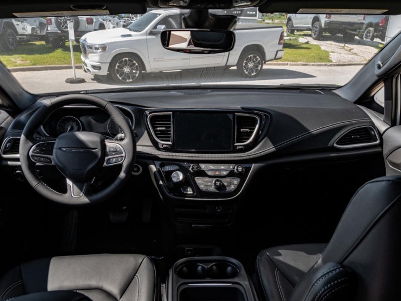 2027 Chrysler Pacifica Select Photo