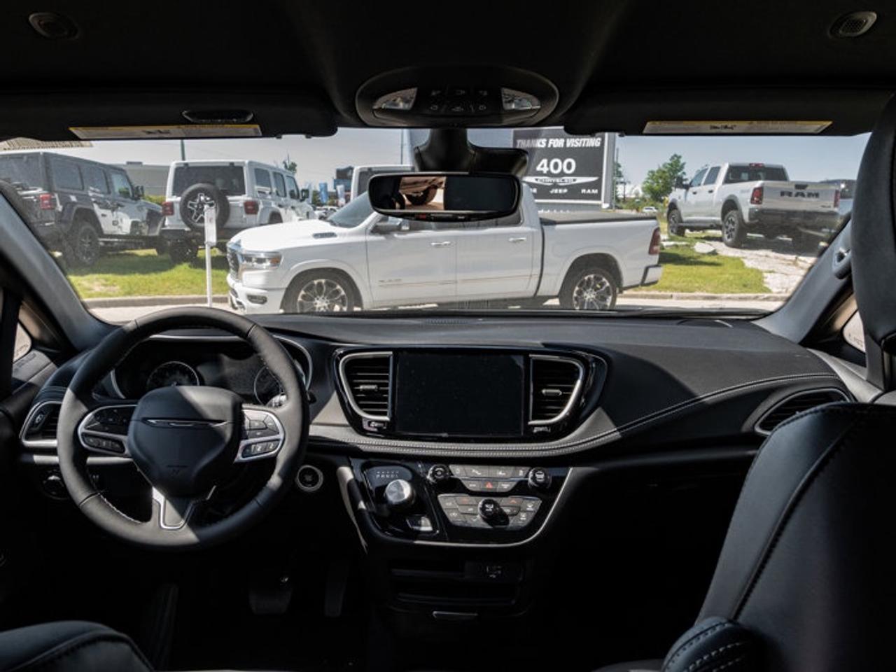 2027 Chrysler Pacifica Select Photo