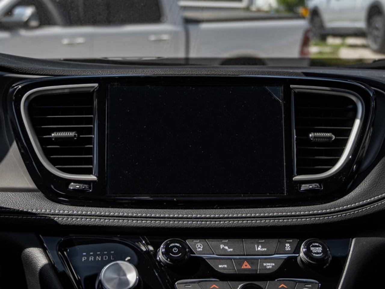 2027 Chrysler Pacifica Select Photo