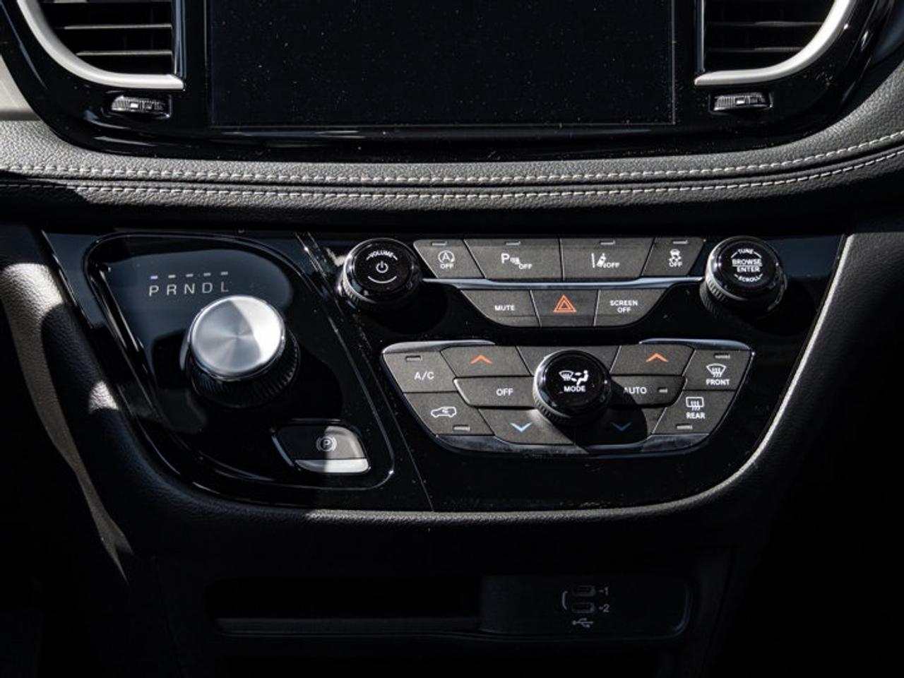 2027 Chrysler Pacifica Select Photo