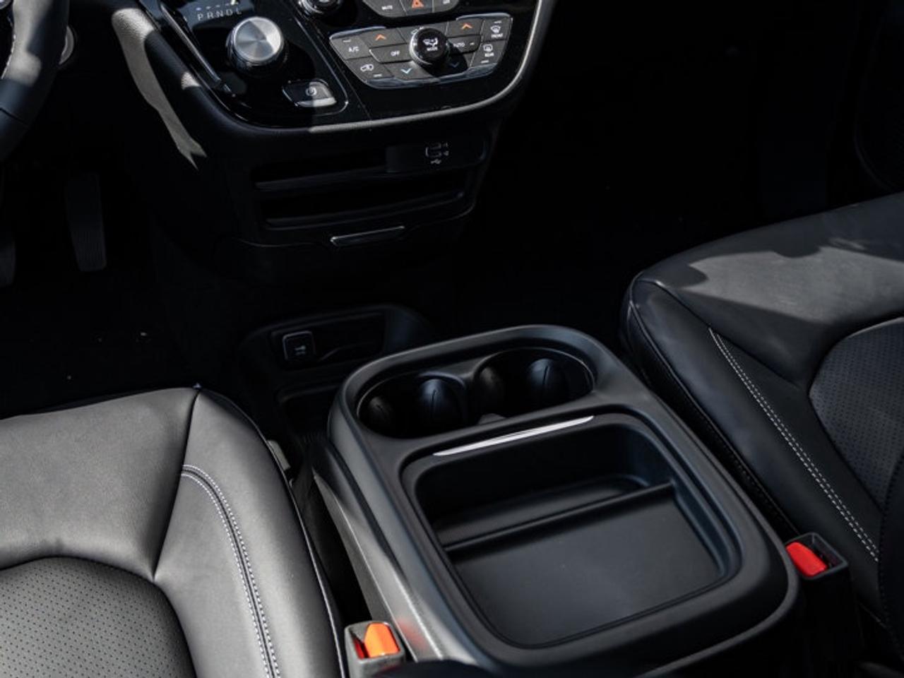 2027 Chrysler Pacifica Select Photo