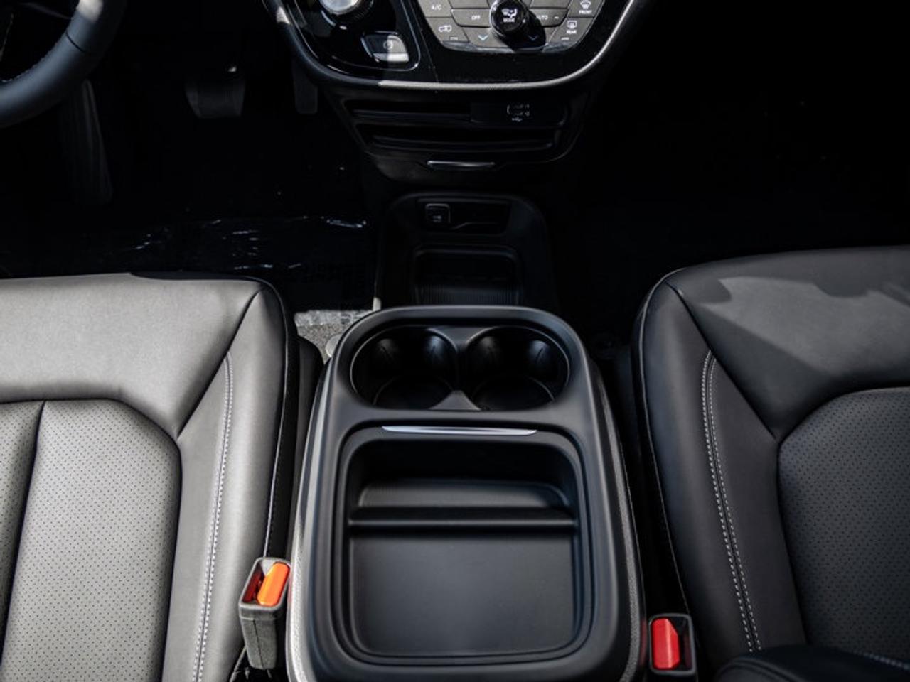 2027 Chrysler Pacifica Select Photo