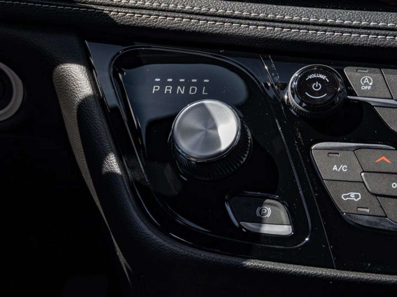 2027 Chrysler Pacifica Select Photo