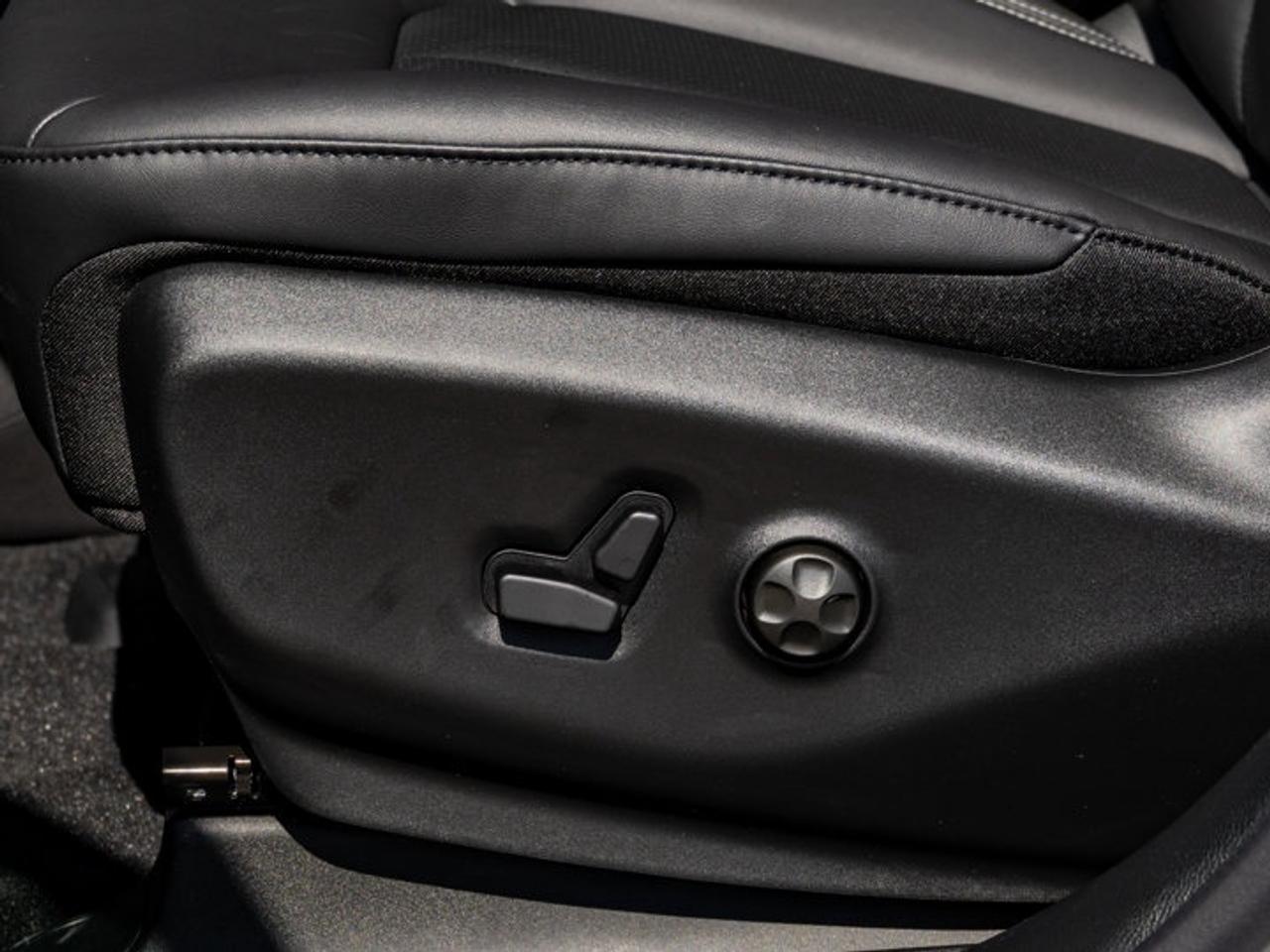 2027 Chrysler Pacifica Select Photo