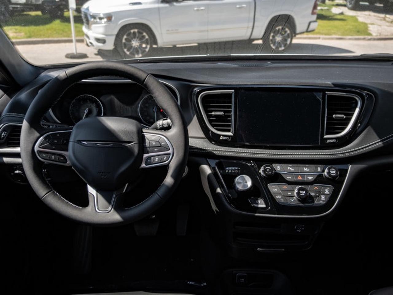 2027 Chrysler Pacifica Select Photo