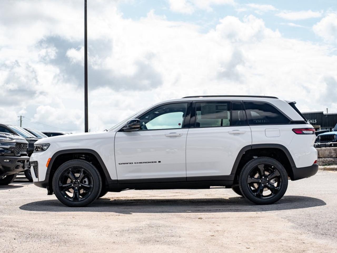 2026 Jeep Grand Cherokee Altitude Photo4