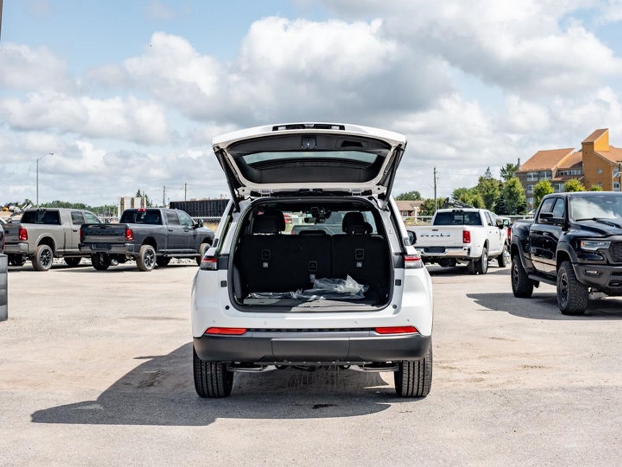 2026 Jeep Grand Cherokee Altitude Photo