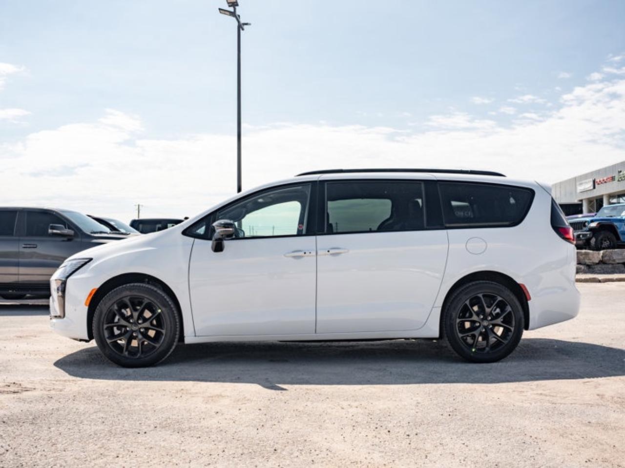 2027 Chrysler Pacifica Limited Photo