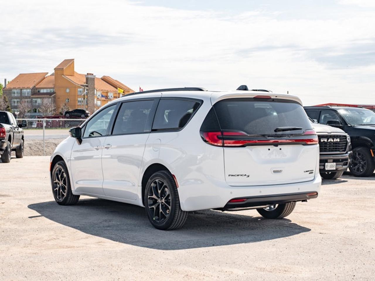 2027 Chrysler Pacifica Limited Photo