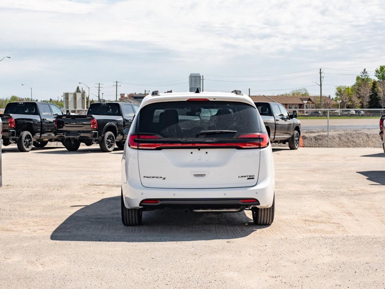 2027 Chrysler Pacifica Limited Photo
