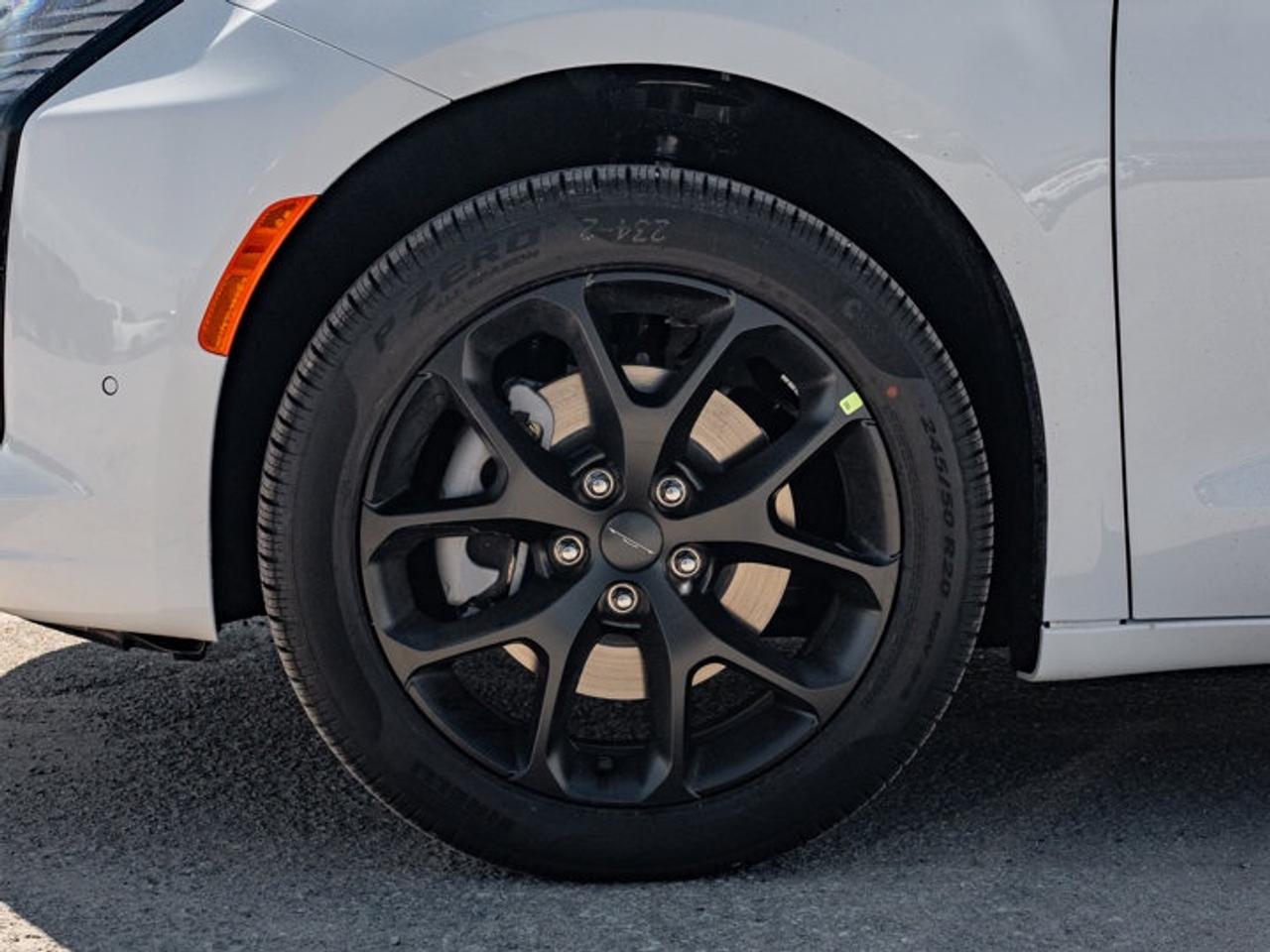 2027 Chrysler Pacifica Limited Photo