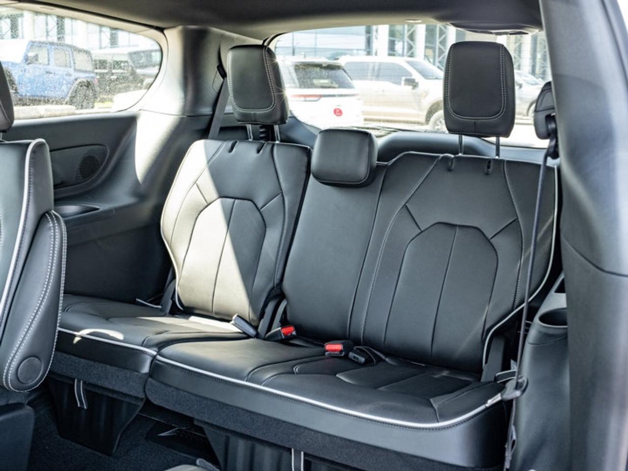 2027 Chrysler Pacifica Limited Photo