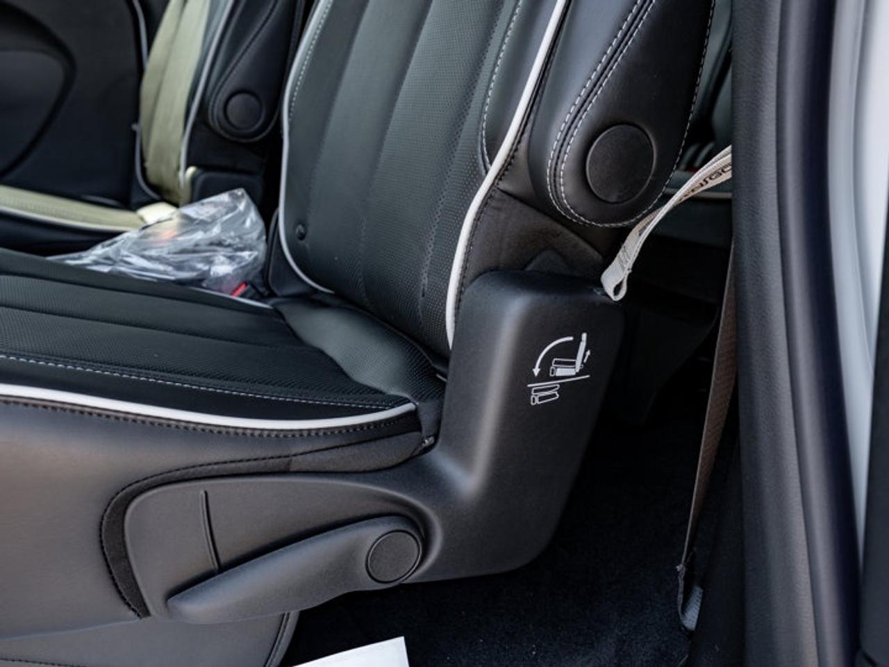 2027 Chrysler Pacifica Limited Photo