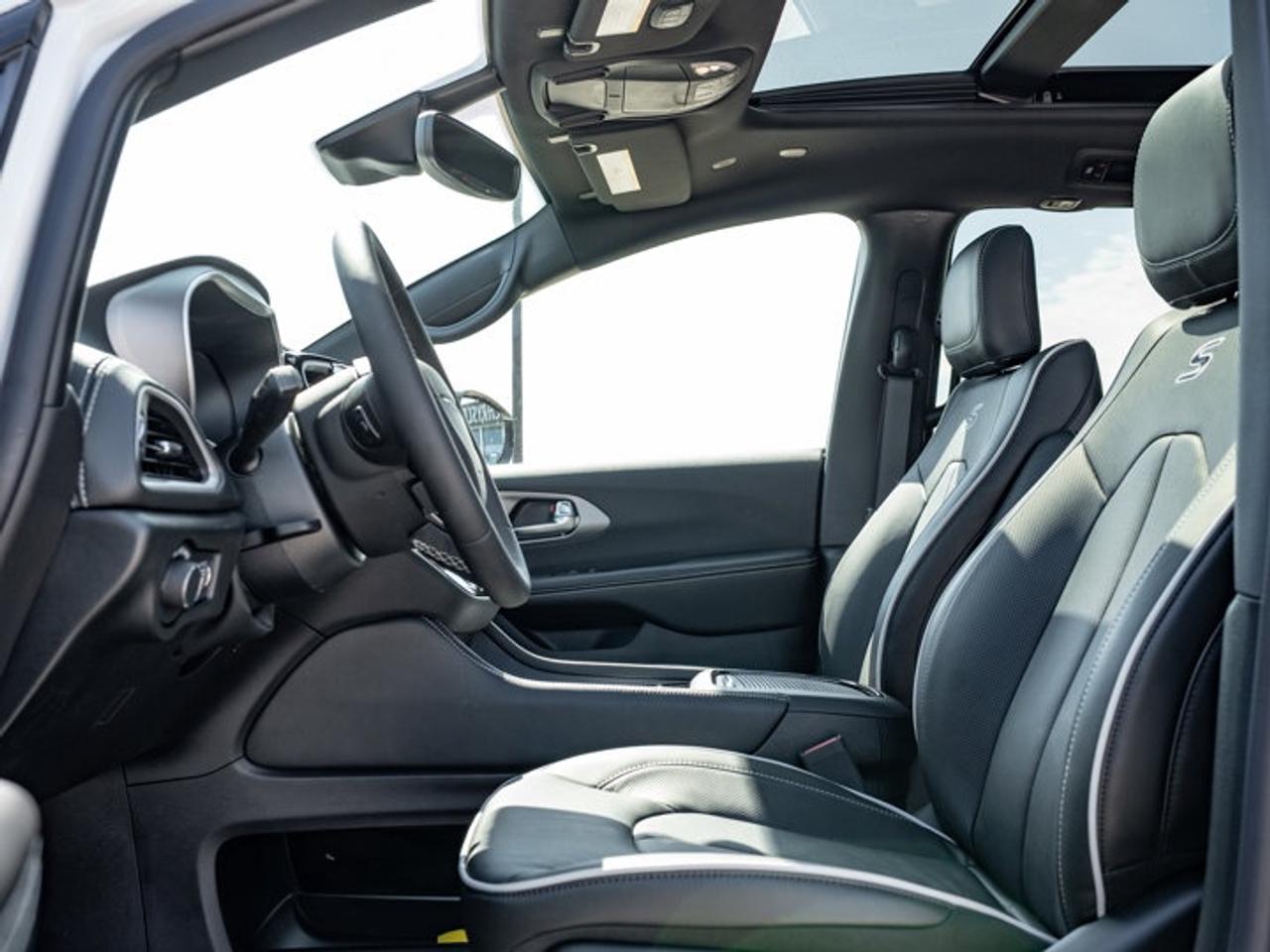 2027 Chrysler Pacifica Limited Photo