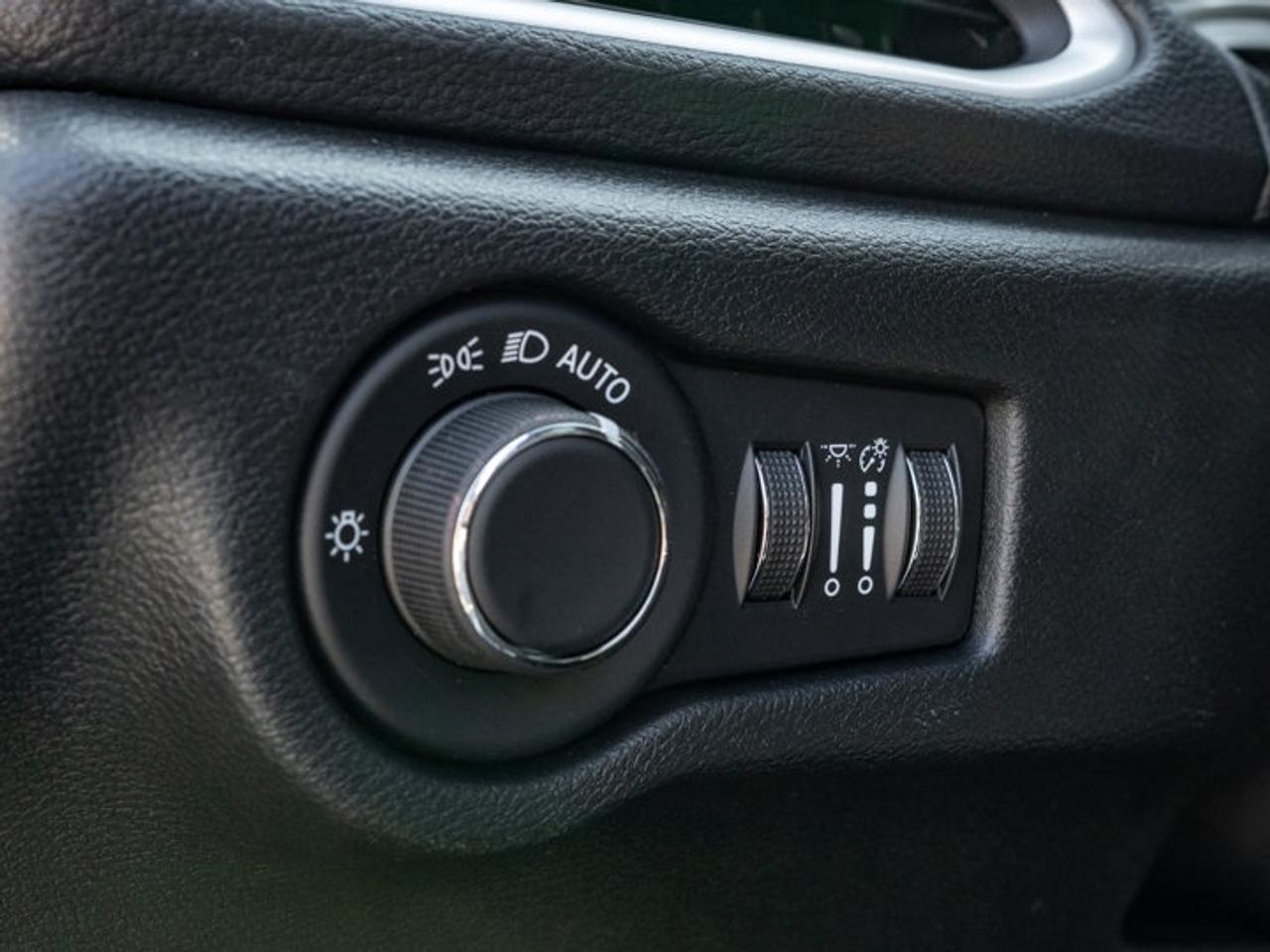 2027 Chrysler Pacifica Limited Photo