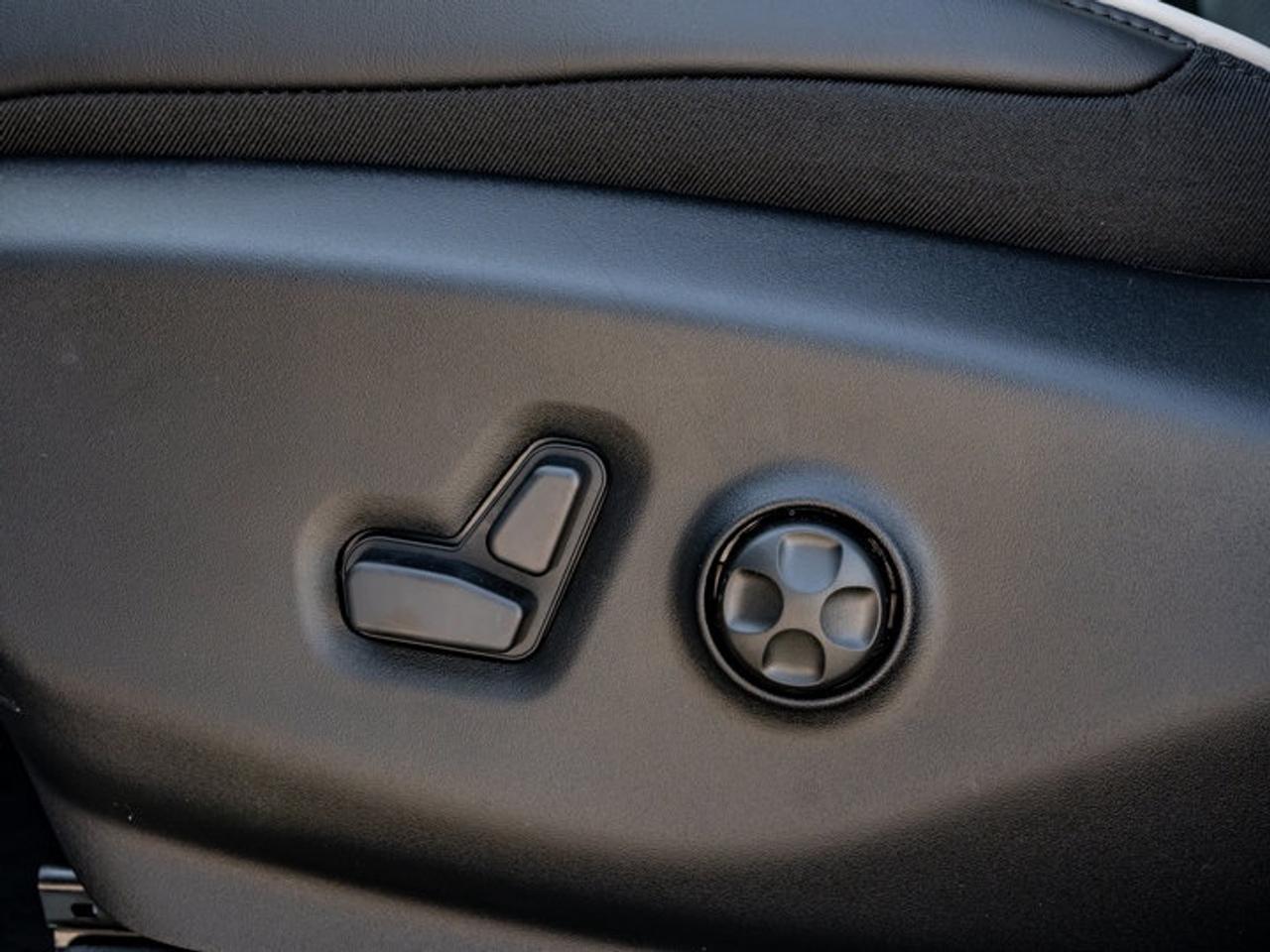 2027 Chrysler Pacifica Limited Photo