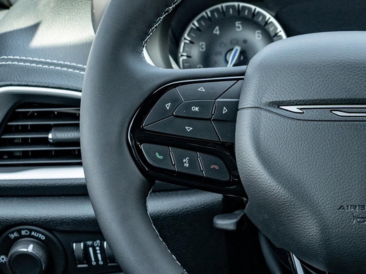 2027 Chrysler Pacifica Limited Photo