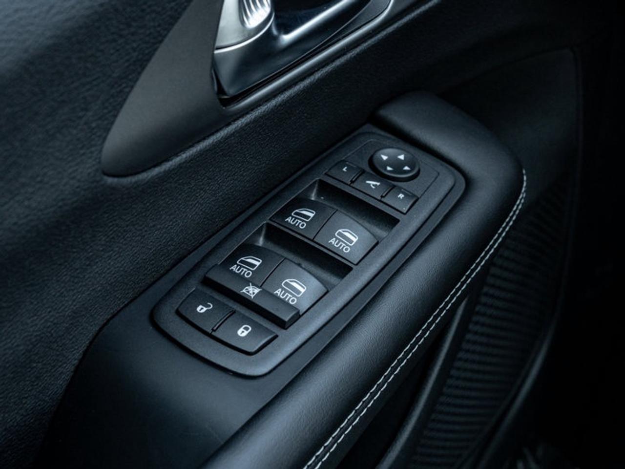 2027 Chrysler Pacifica Limited Photo
