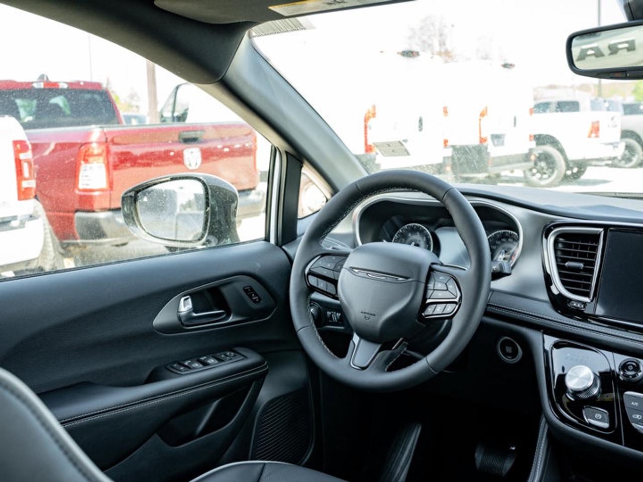 2027 Chrysler Pacifica Limited Photo
