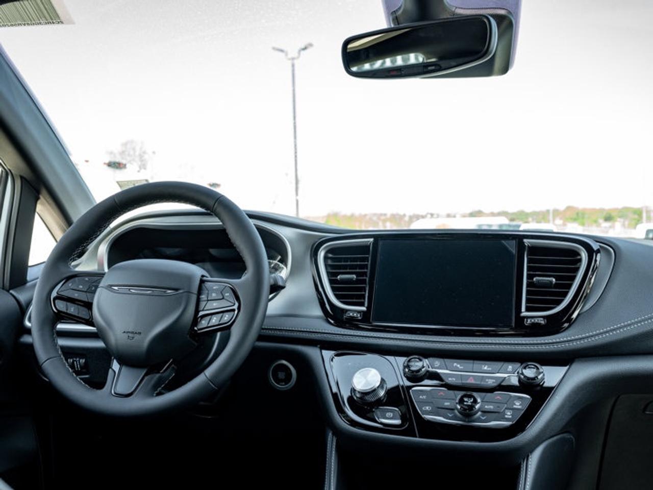 2027 Chrysler Pacifica Limited Photo