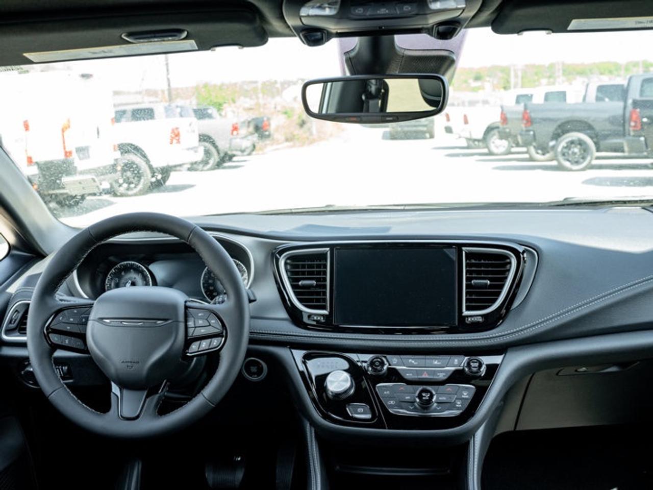 2027 Chrysler Pacifica Limited Photo