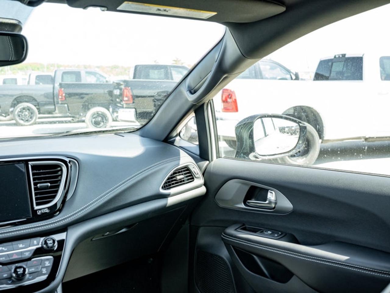 2027 Chrysler Pacifica Limited Photo