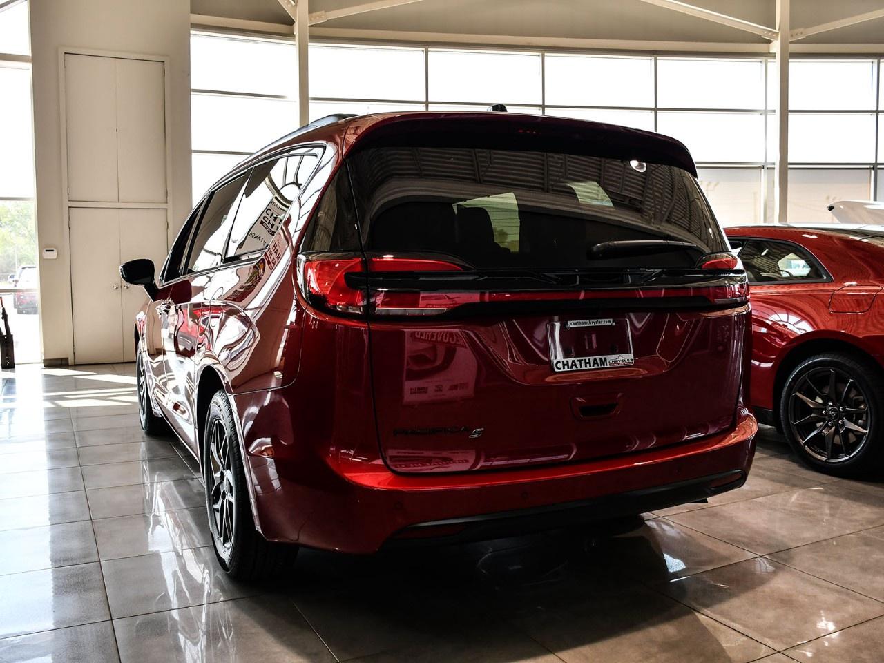 2027 Chrysler Pacifica Select FWD Photo