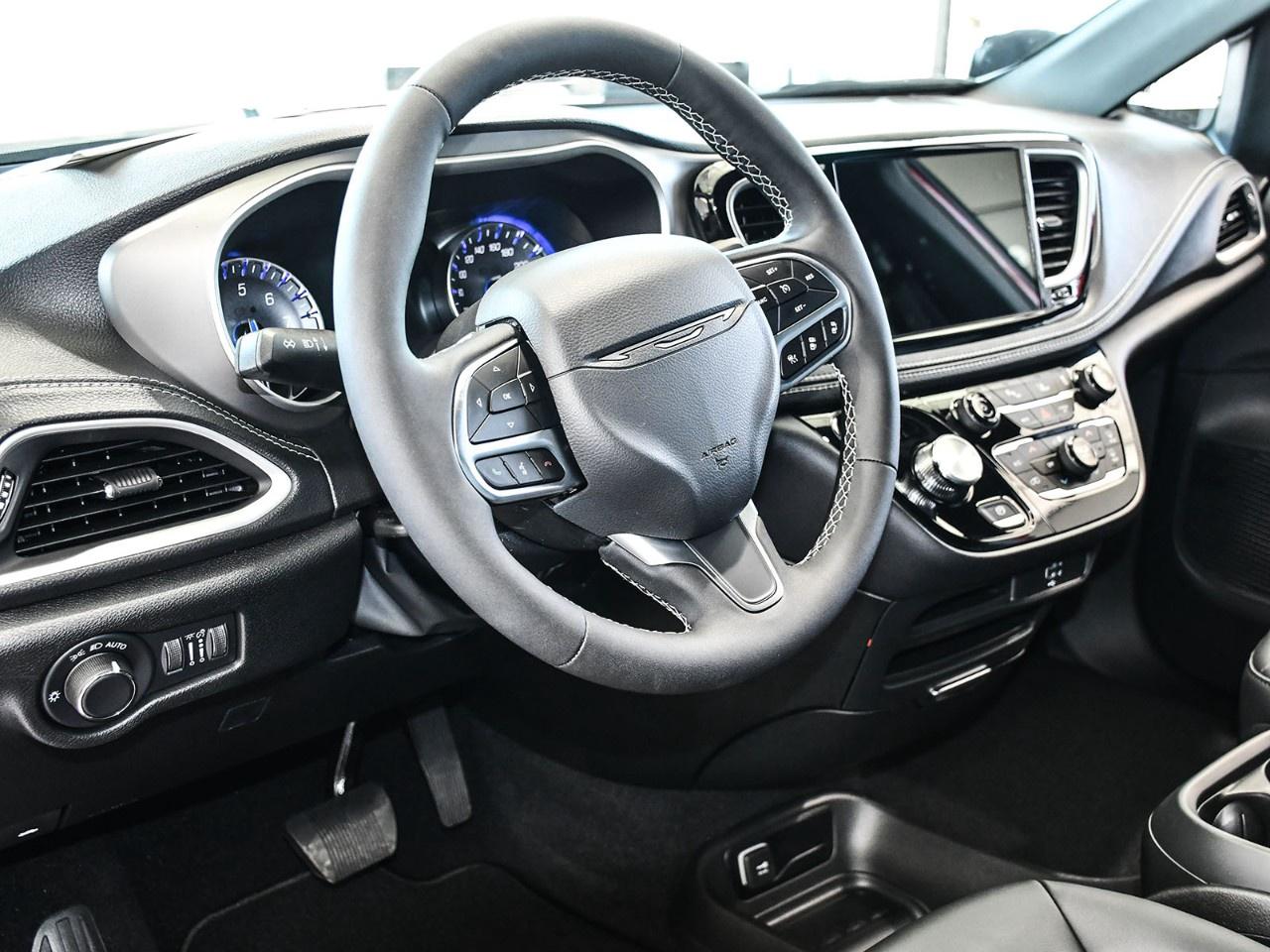 2027 Chrysler Pacifica Select FWD Photo