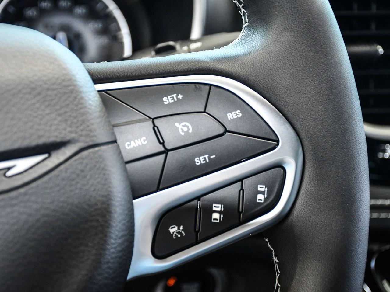 2027 Chrysler Pacifica Select FWD Photo