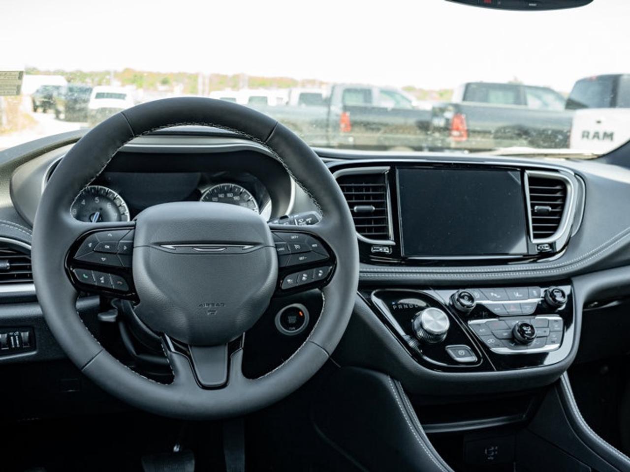 2027 Chrysler Pacifica Limited Photo