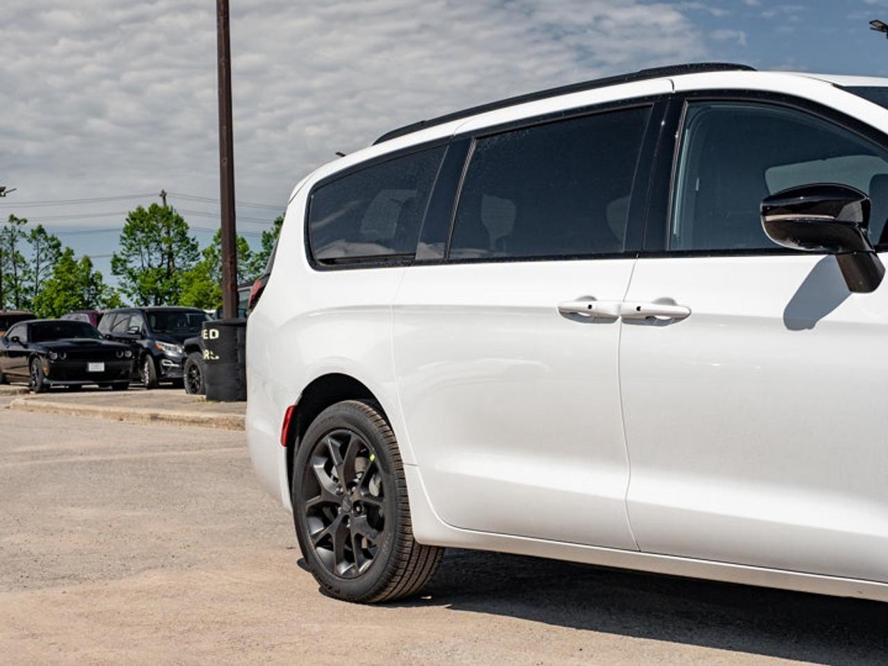 2027 Chrysler Pacifica Limited Photo