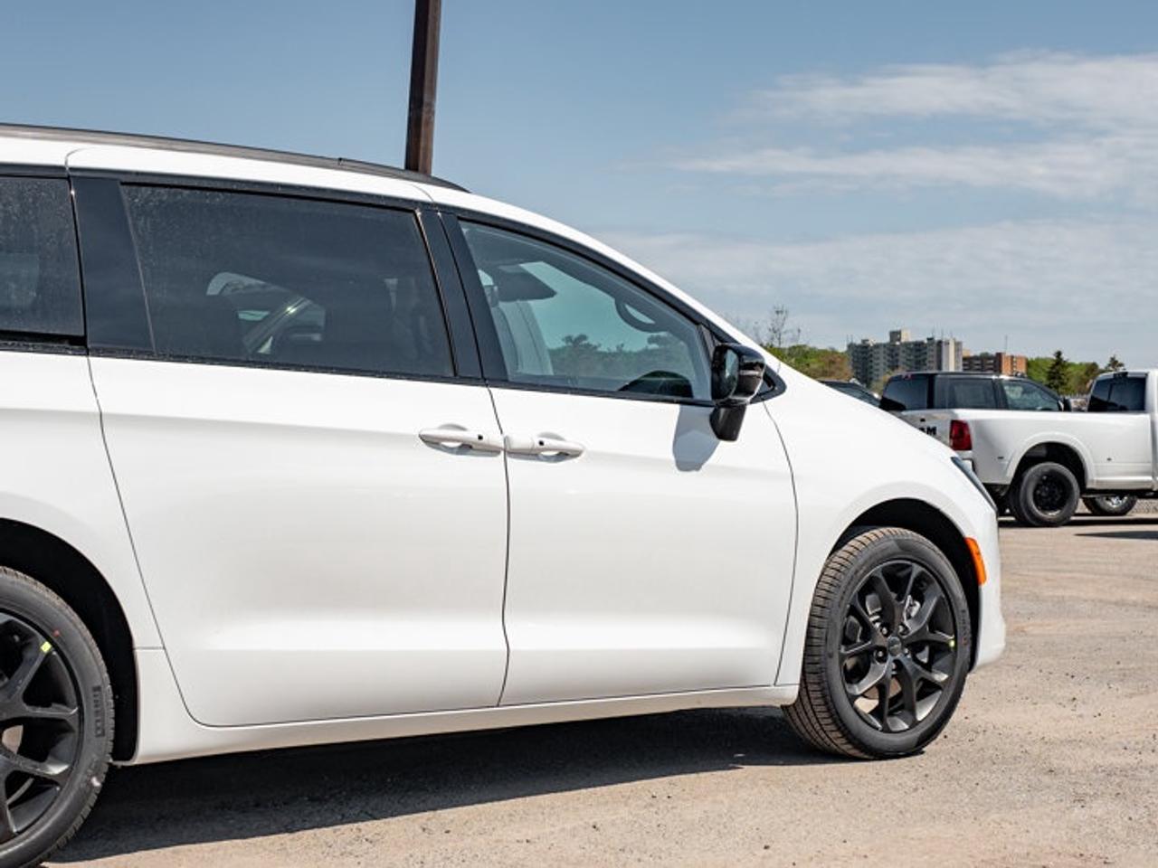 2027 Chrysler Pacifica Limited Photo