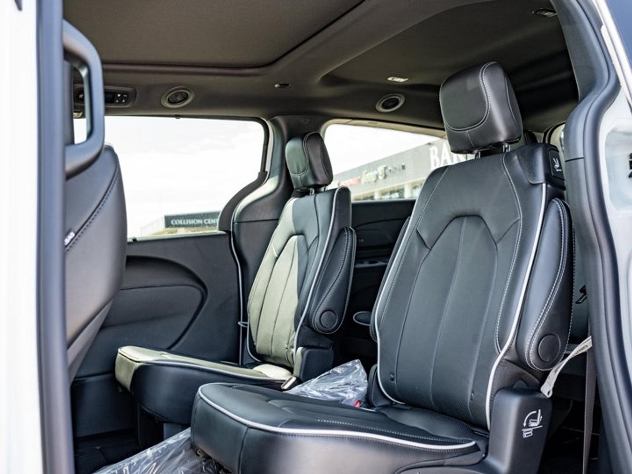 2027 Chrysler Pacifica Limited Photo