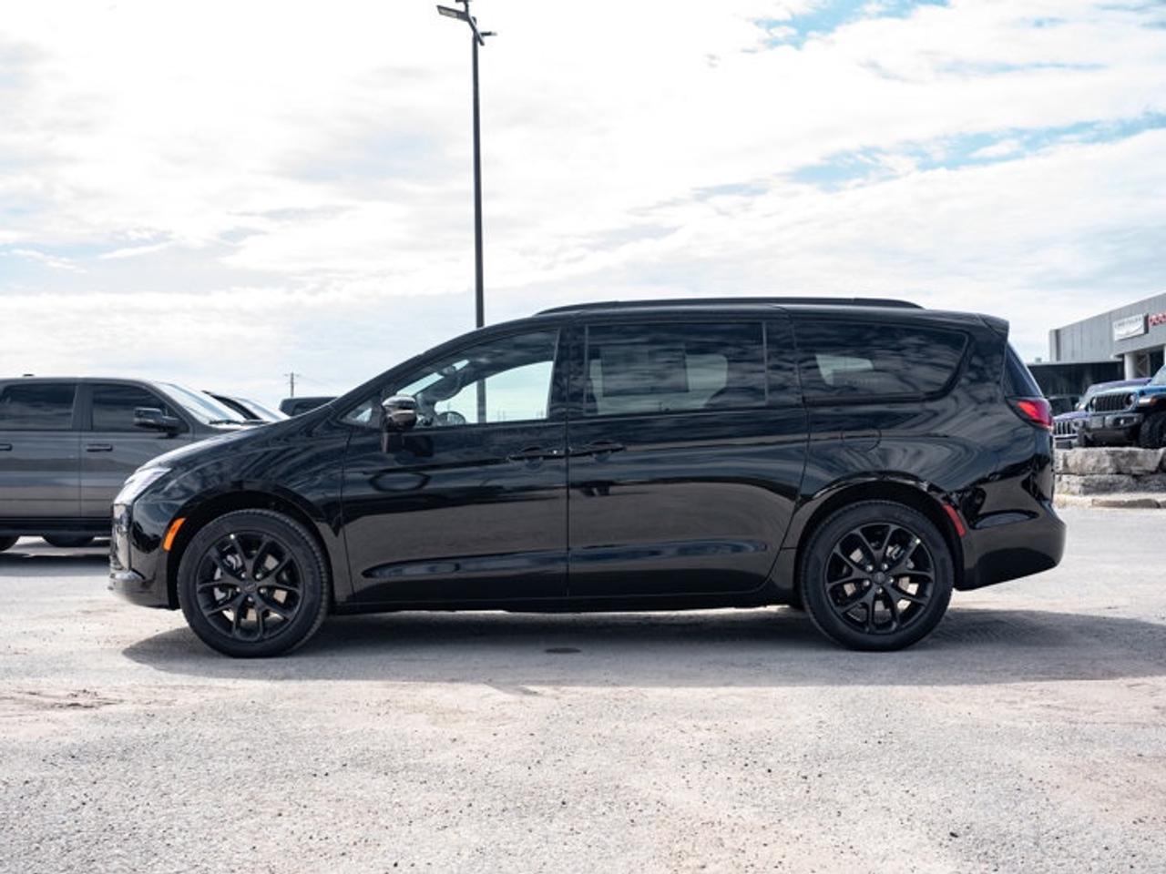 2027 Chrysler Pacifica Limited Photo
