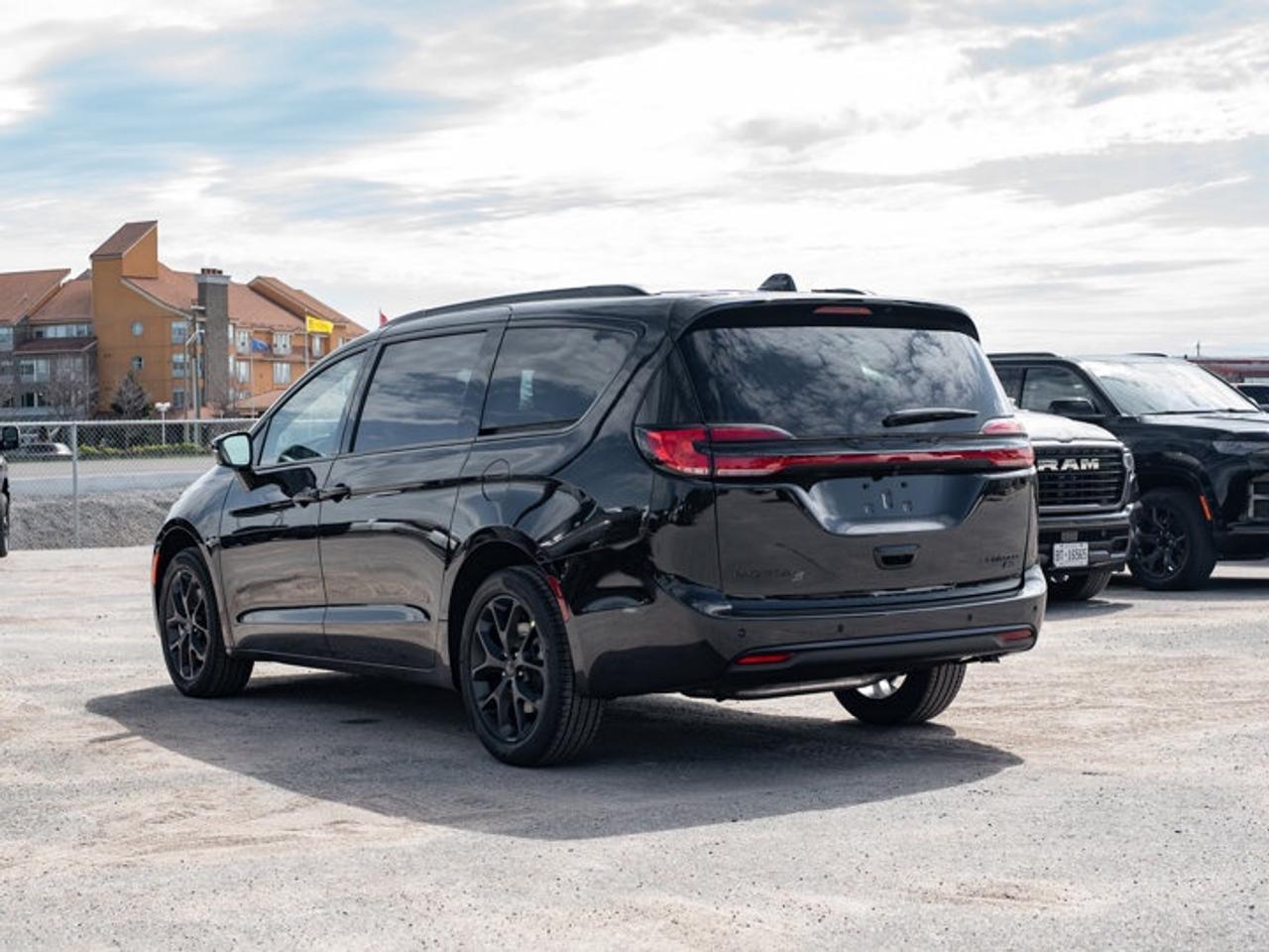 2027 Chrysler Pacifica Limited Photo