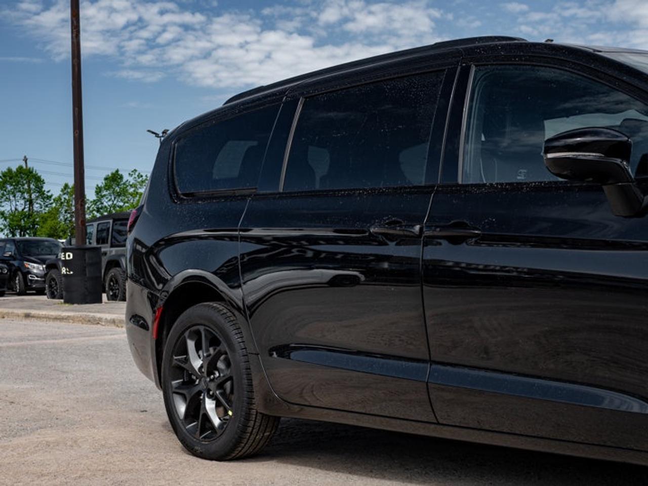 2027 Chrysler Pacifica Limited Photo