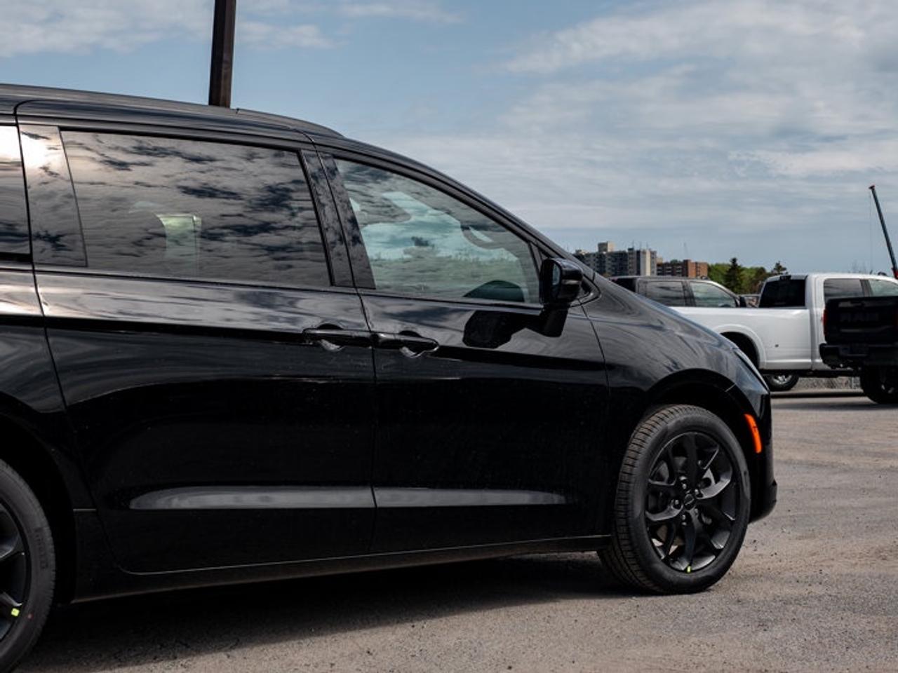 2027 Chrysler Pacifica Limited Photo
