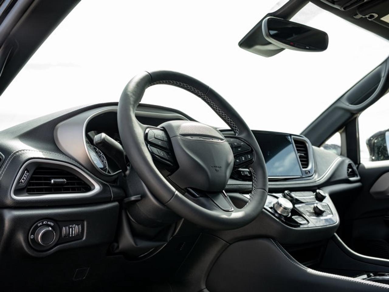 2027 Chrysler Pacifica Limited Photo