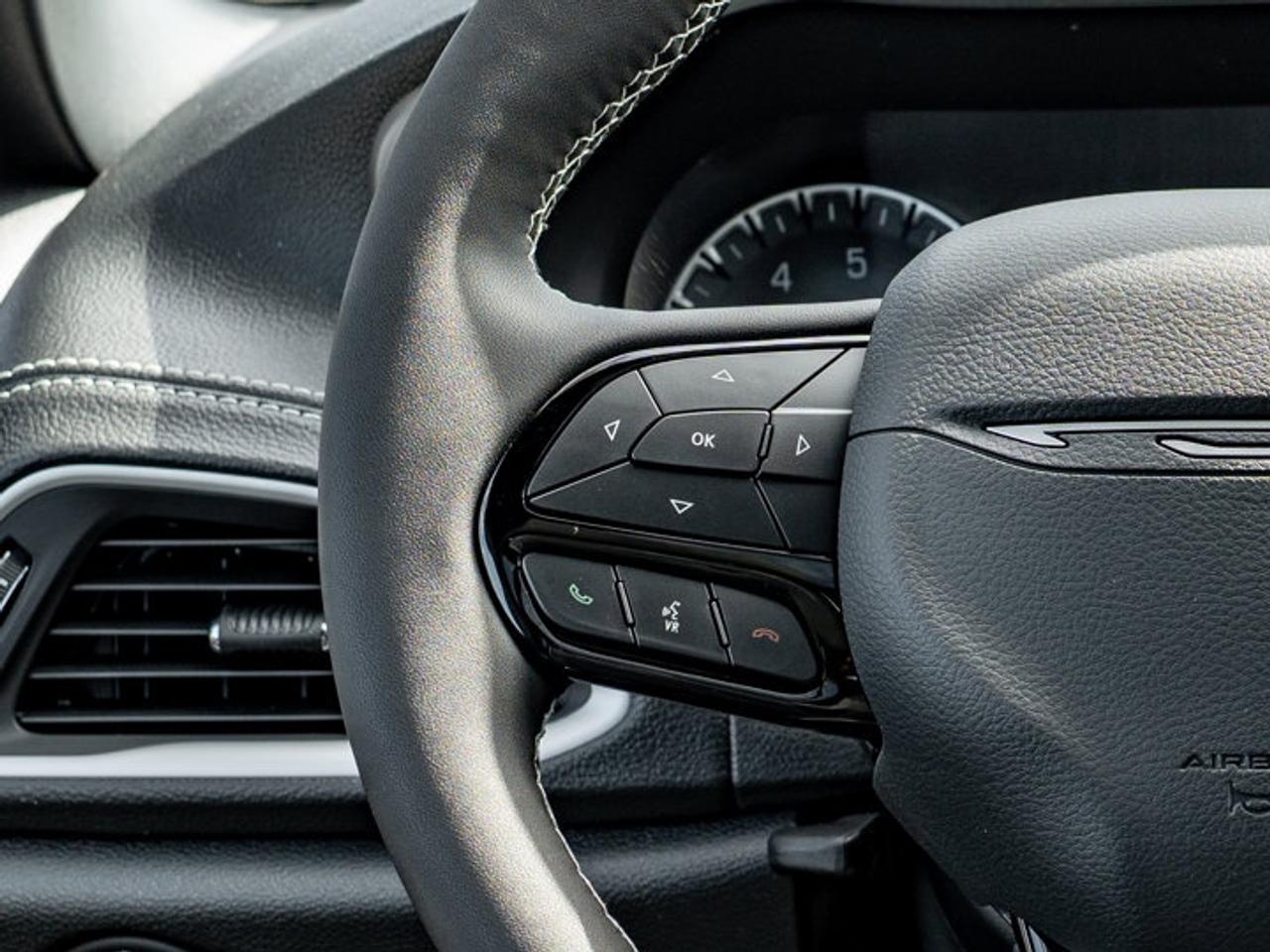 2027 Chrysler Pacifica Limited Photo