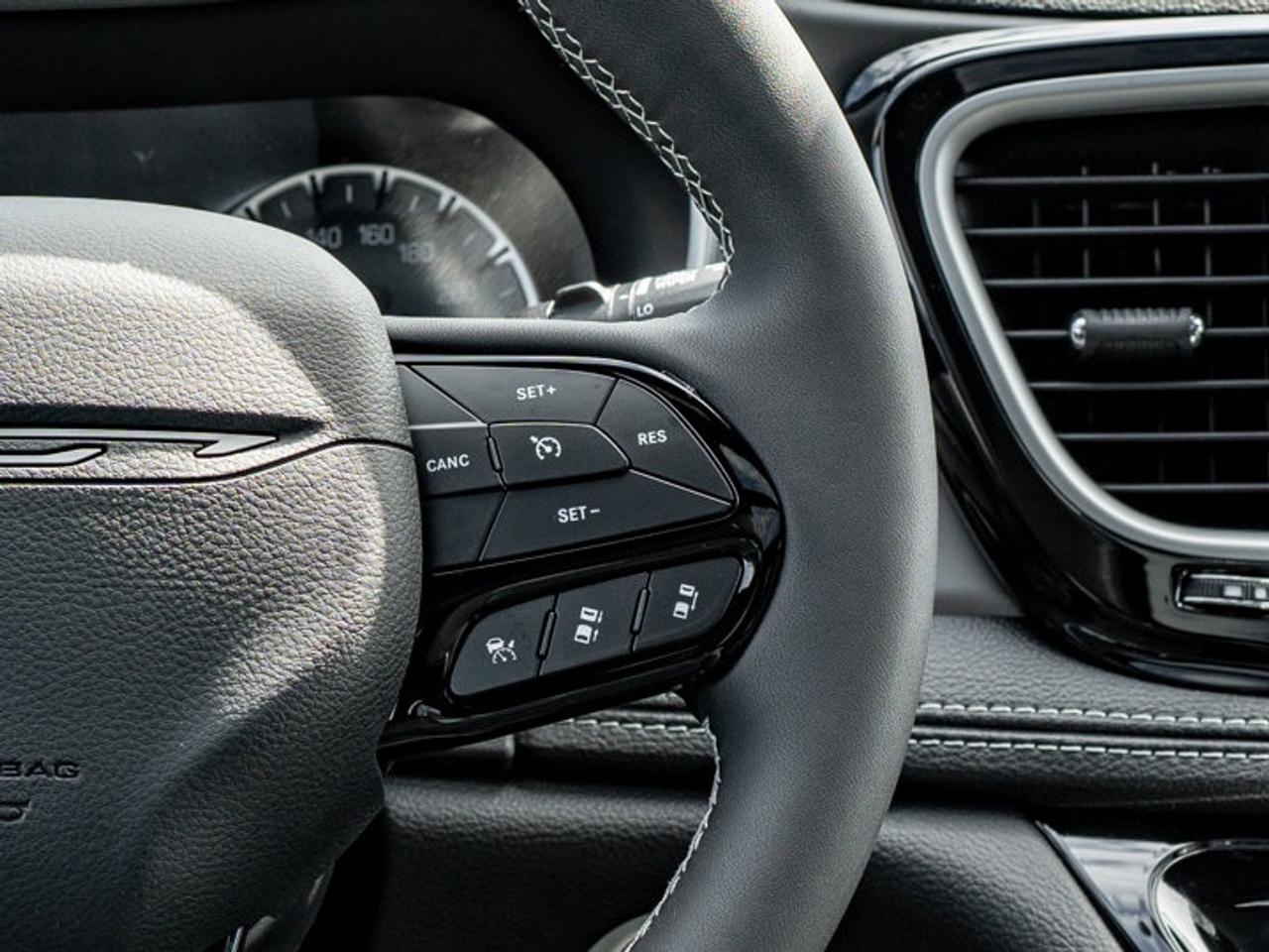 2027 Chrysler Pacifica Limited Photo