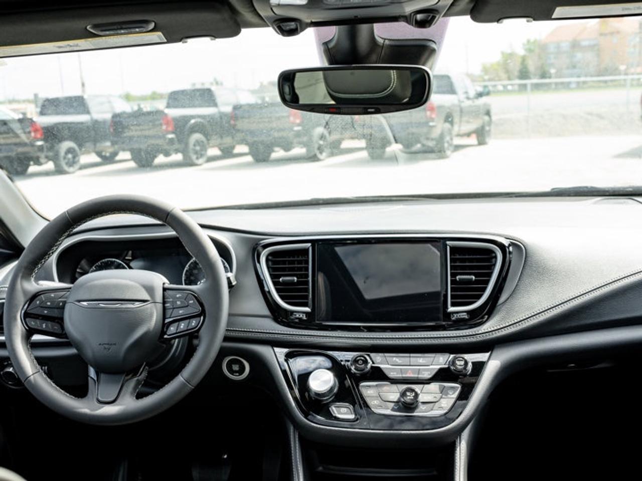 2027 Chrysler Pacifica Limited Photo