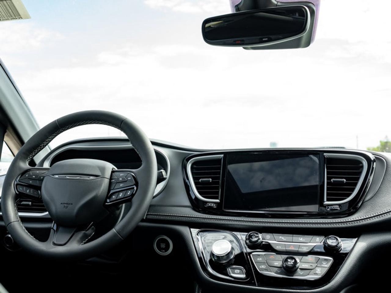 2027 Chrysler Pacifica Limited Photo