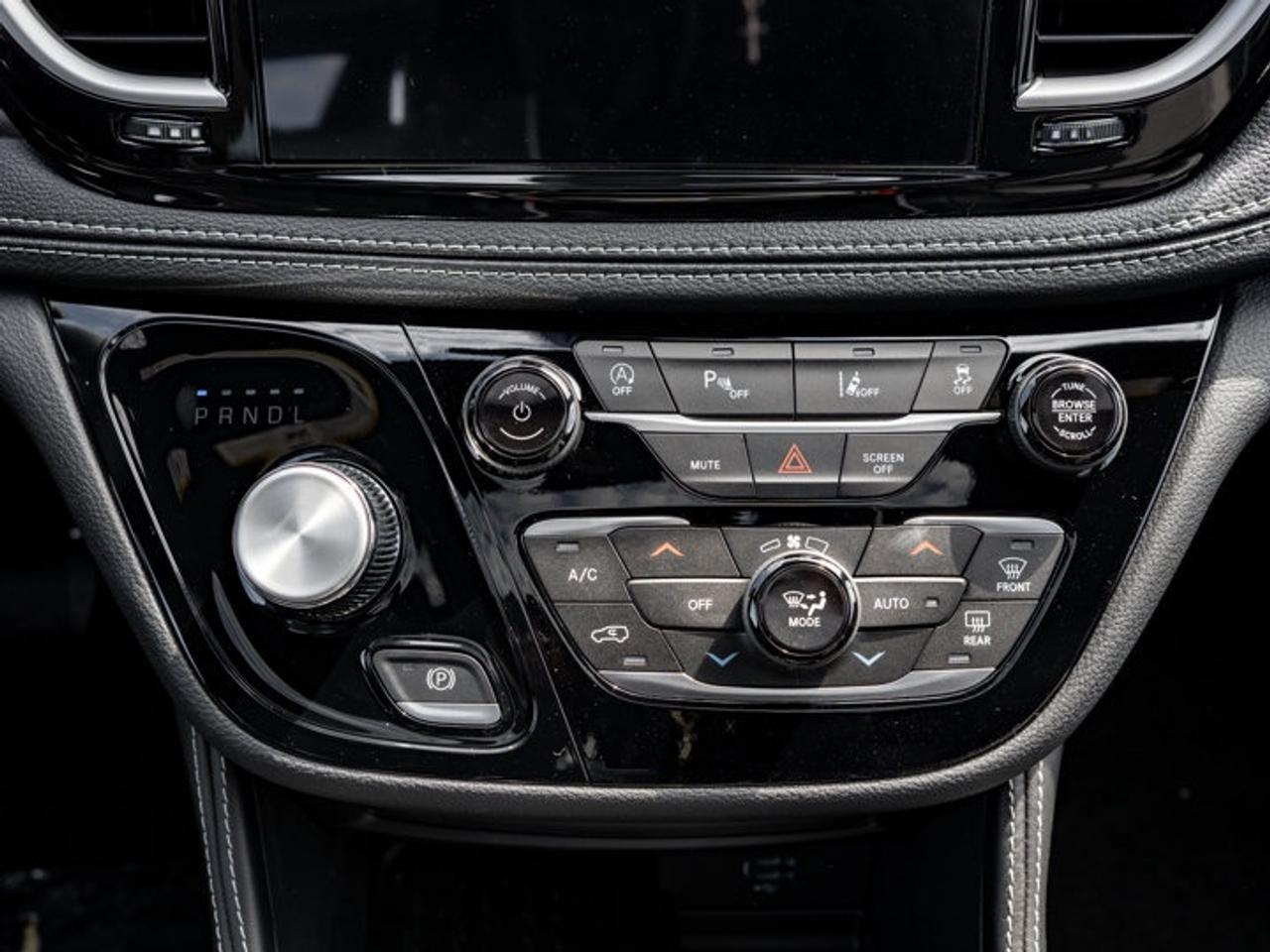 2027 Chrysler Pacifica Limited Photo