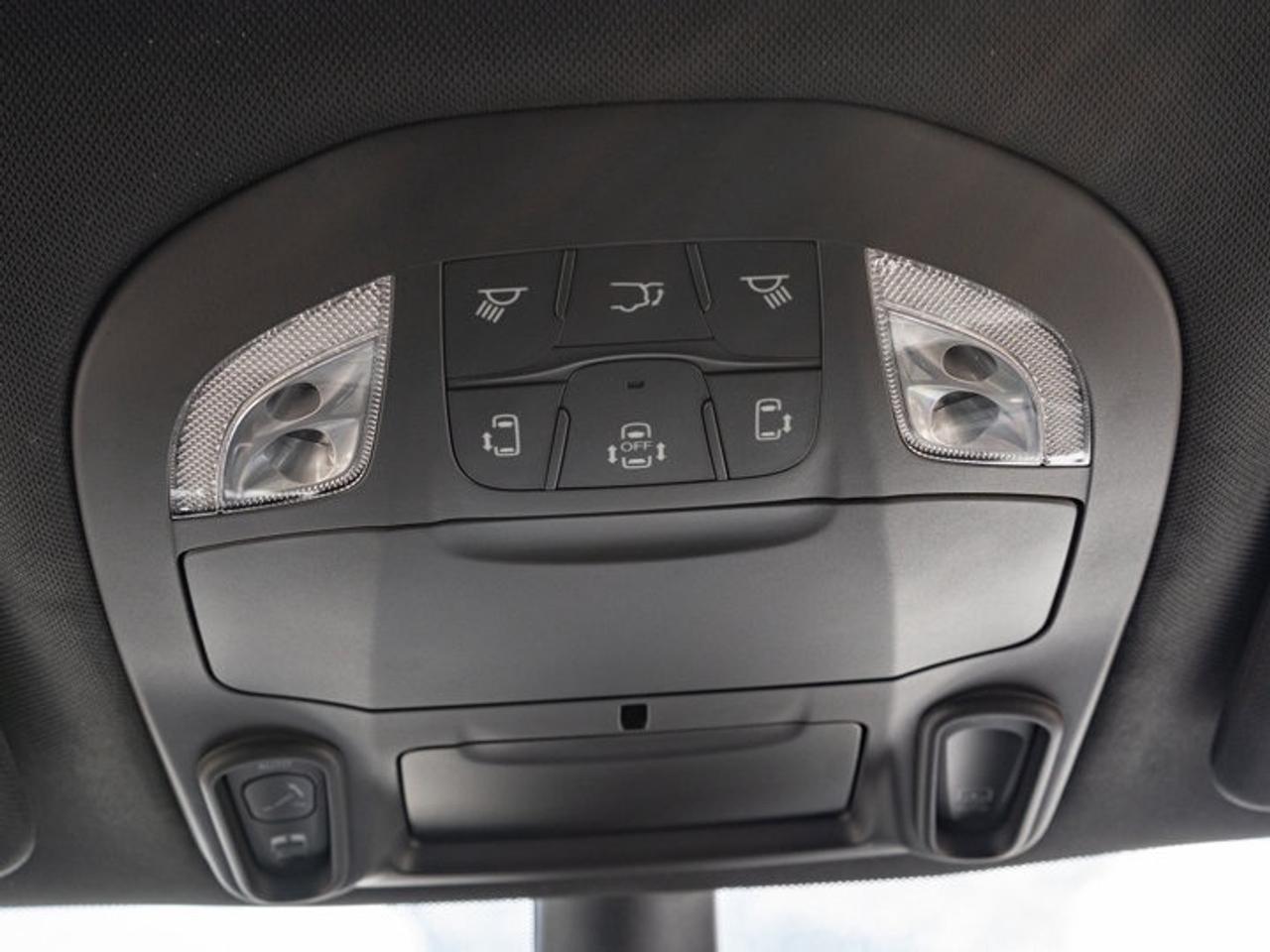 2027 Chrysler Pacifica Limited Photo