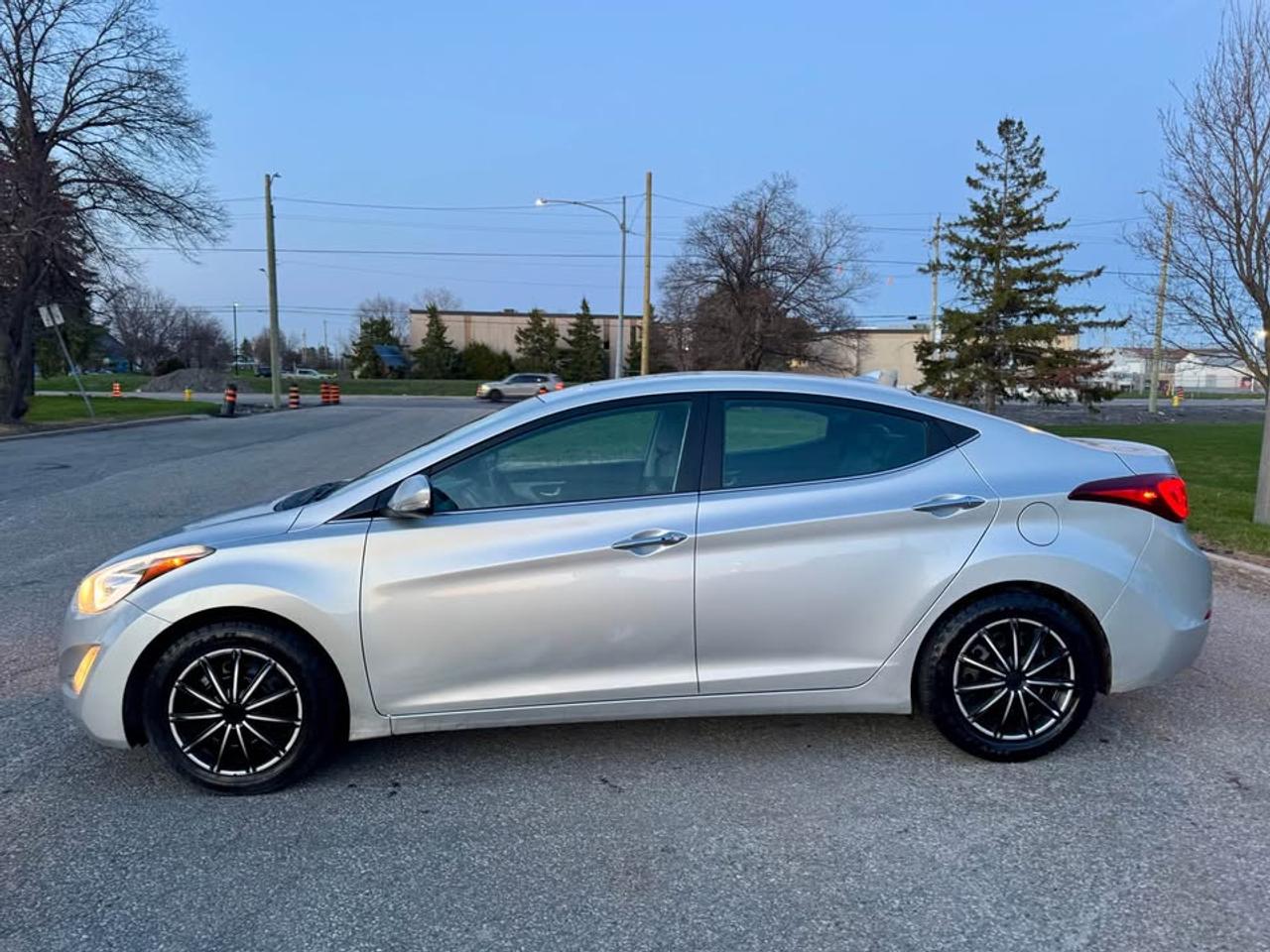 2016 Hyundai Elantra Limited Photo3