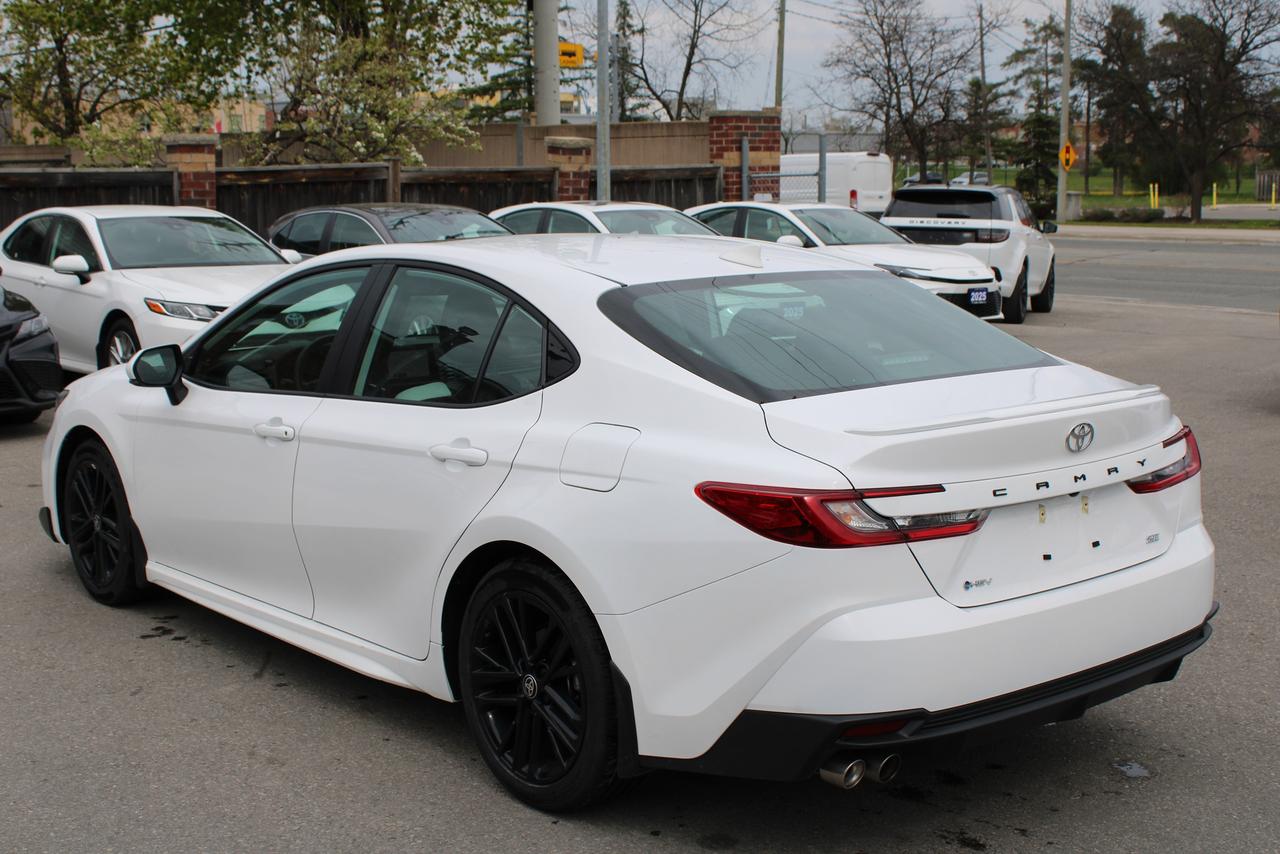 2025 Toyota Camry SE Hybrid Photo